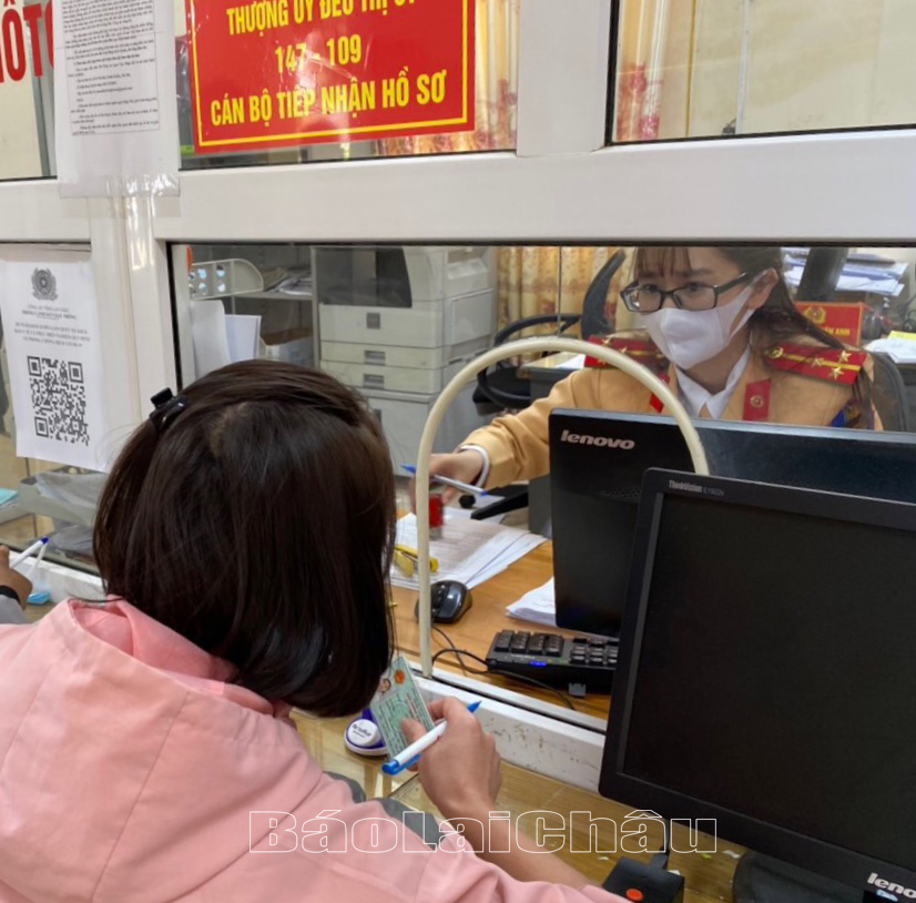 Phòng Cảnh sát giao thông Công an tỉnh thực hiện sang tên đổi chủ cho người dân.